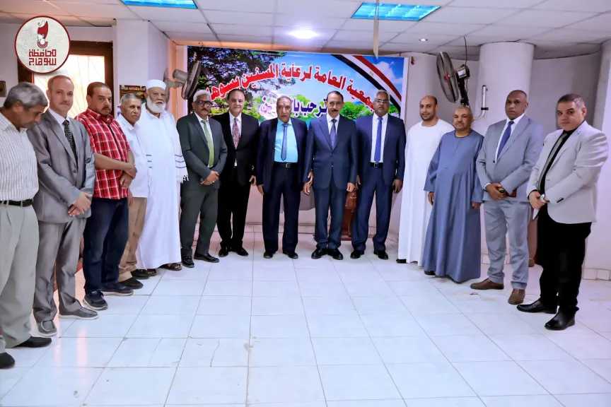محافظ سوهاج يزور دار رعاية المسنين ويهنئهم بعيد الأضحى