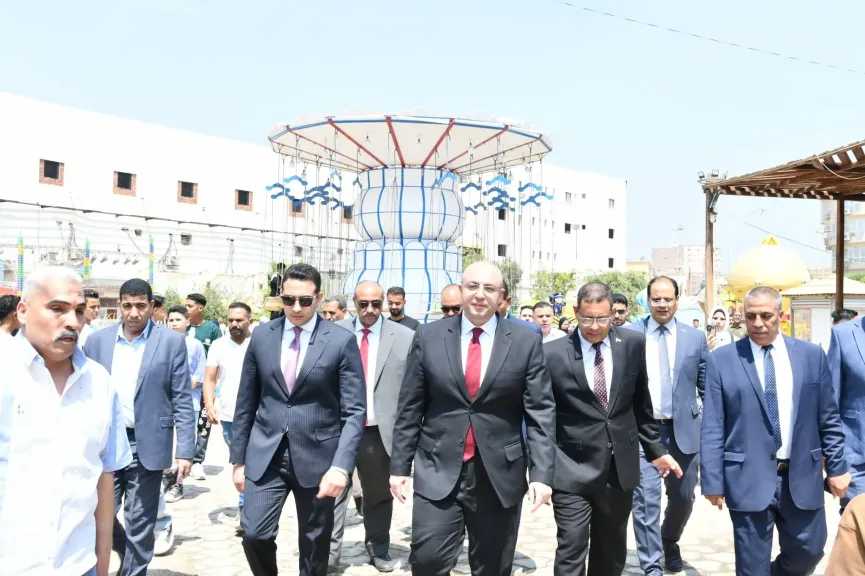 محافظ الفيوم يشارك المواطنين فرحة عيد الأضحى ويوزع الهدايا على الأطفال بالحديقة الدولية