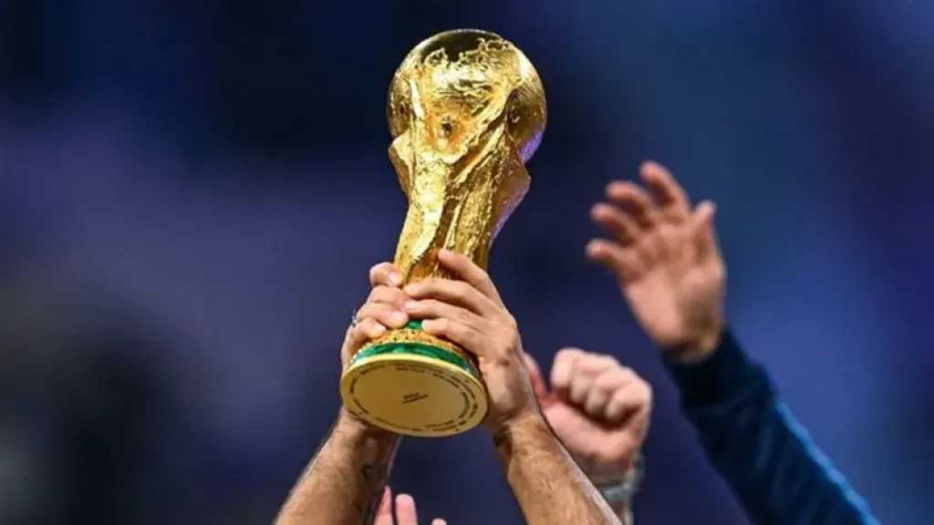 إنجاز تاريخي للتحكيم المصري.. رباعي الحكام يطير إلى أمريكا استعدادًا لمونديال 2026