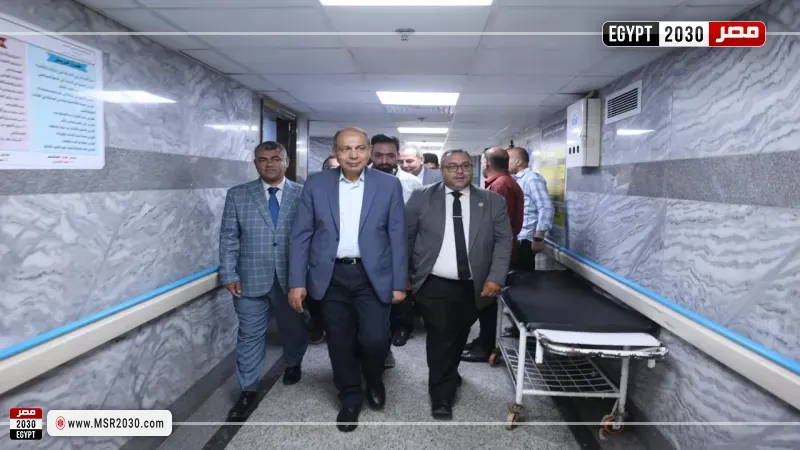 محافظ المنيا خلال جولته