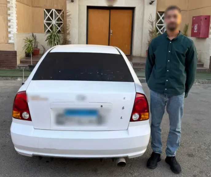 ضبط قائد سيارة بالسويس لوضعه ملصقات خادشة للحياء على زجاج المركبة