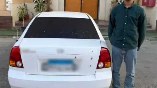 ضبط قائد سيارة بالسويس لوضعه ملصقات خادشة للحياء على زجاج المركبة