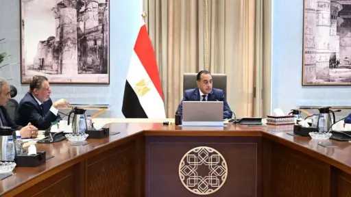 رئيس الوزراء يناقش مع محافظ البنك المركزي ووزير... رئيس الوزراء يناقش مع محافظ البنك المركزي ووزير المالية أداء الاقتصاد المصري