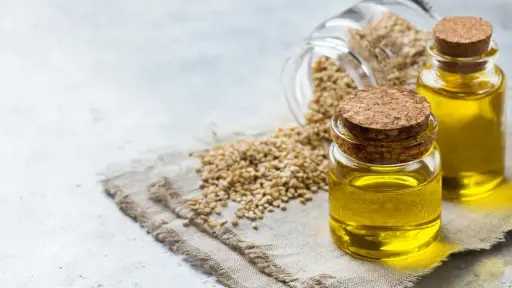 زيت السمسم.. كنز طبيعي للعناية بالشعر والبشرة والأسنان زيت السمسم.. كنز طبيعي للعناية بالشعر والبشرة والأسنان