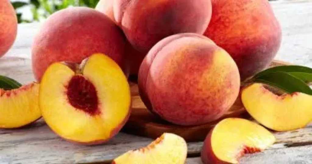 تحذير من تناول الخوخ والمشمش في هذه الحالة