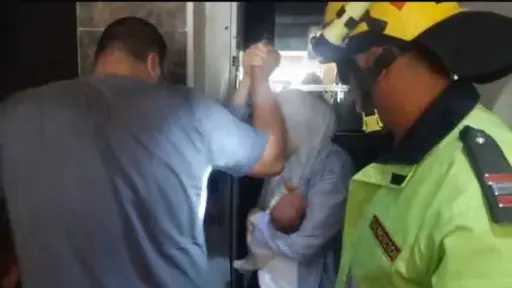 إنقاذ سريع دون إصابات.. الأمن ينتشل 4 محتجزين من مصعد متعطل بالتجمع الأول