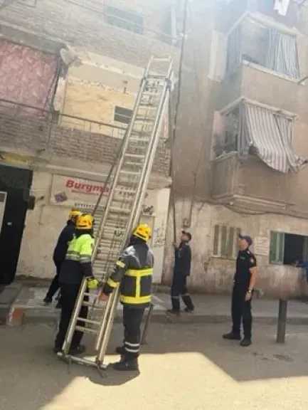 إنقاذ قطة عالقة بشرفة في شبرا.. تدخل سريع قبل وصول الحماية المدنية