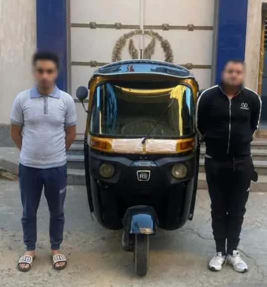 ضبط عاطلين سرقا ”توك توك” من أمام منزل صاحبه بالبحيرة.. وإعادة المركبة المسروقة