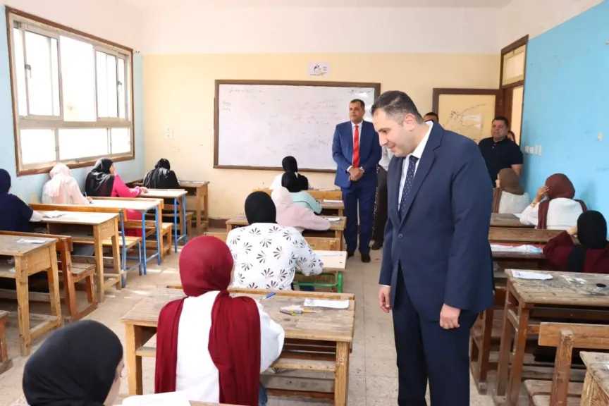 محافظ دمياط يتفقد عدد من لجان امتحانات الشهادة الإعدادية