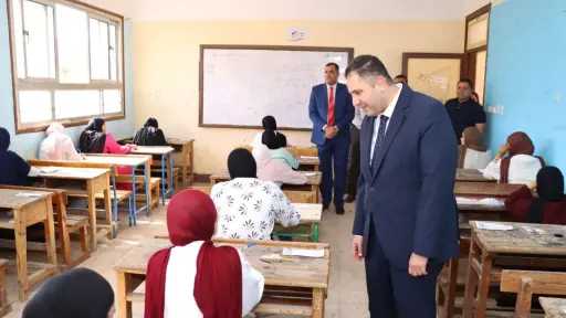 محافظ دمياط يتفقد عدد من لجان امتحانات الشهادة الإعدادية