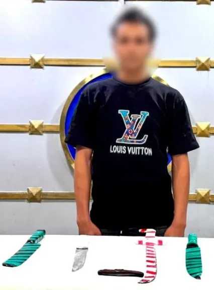 ضبط شخص ببني سويف لنشره فيديوهات تحريضية بحوزته 5 أسلحة بيضاء