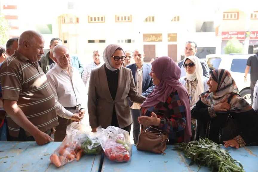 محافظ الوادي الجديد تتفقد منفذ الوحدة المحلية بحي أرض السلام بالخارجة
