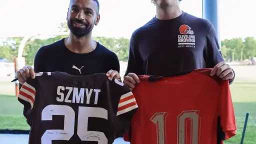 محمد صلاح يتبادل قميص منتخب مصر مع نجم كليفلاند براونز لكرة القدم الأمريكية