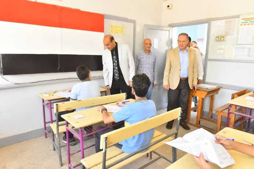 محافظ أسيوط يتفقد لجان امتحانات الشهادة الإعدادية بمدرستي ناصر الثانوية العسكرية وناصر الإعدادية بنين