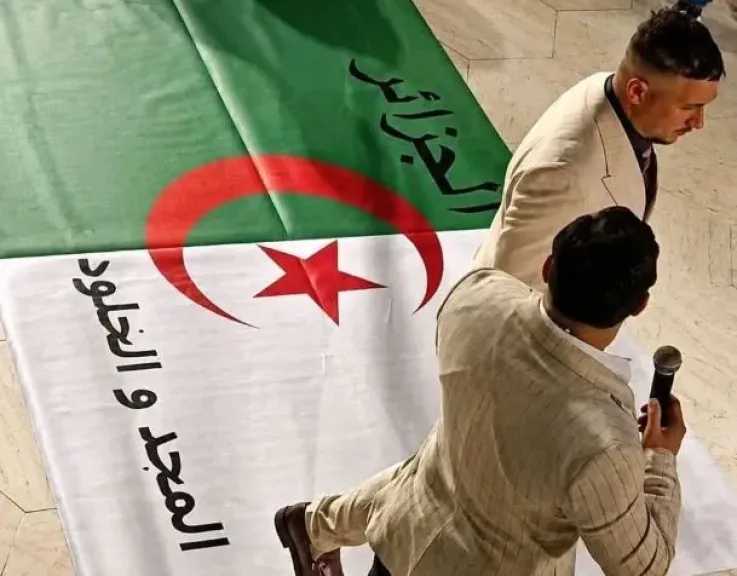 فيديو يهز الجزائر.. حفل يثير موجة غضب بعد ظهور العلم الوطني مفروشا على الأرض
