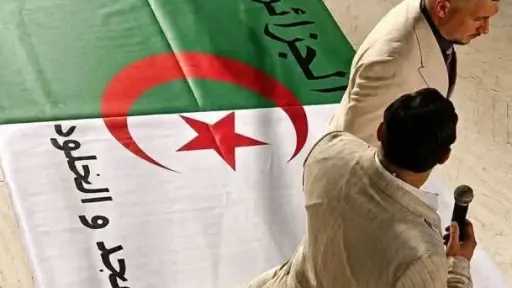 فيديو يهز الجزائر.. حفل يثير موجة غضب بعد... فيديو يهز الجزائر.. حفل يثير موجة غضب بعد ظهور العلم الوطني مفروشا على الأرض