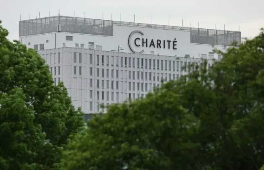 الطبيب الأمريكي المصاب بفيروس إيبولا يغادر مستشفى شاريتيه في برلين