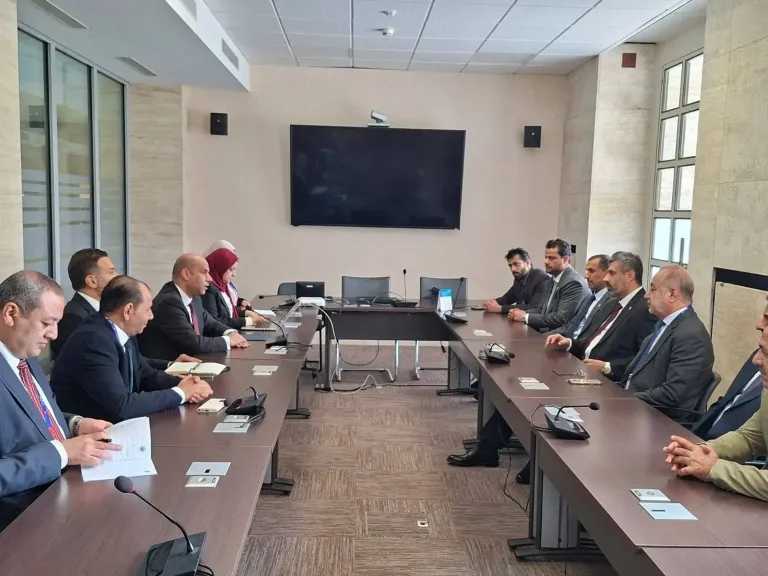 وزير العمل يبحث مع نظيره العُماني تعزيز التعاون المشترك