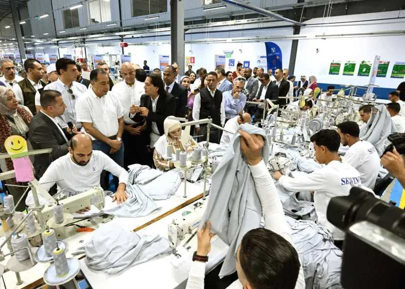 خلال جولته بالإسكندرية.. رئيس الوزراء يفتتح مصنع ”چيد تكستايل” للملابس الجاهزة