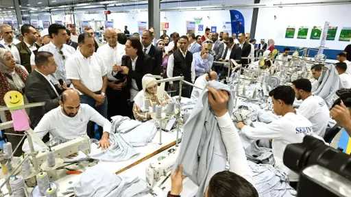 خلال جولته بالإسكندرية.. رئيس الوزراء يفتتح مصنع ”چيد تكستايل” للملابس الجاهزة