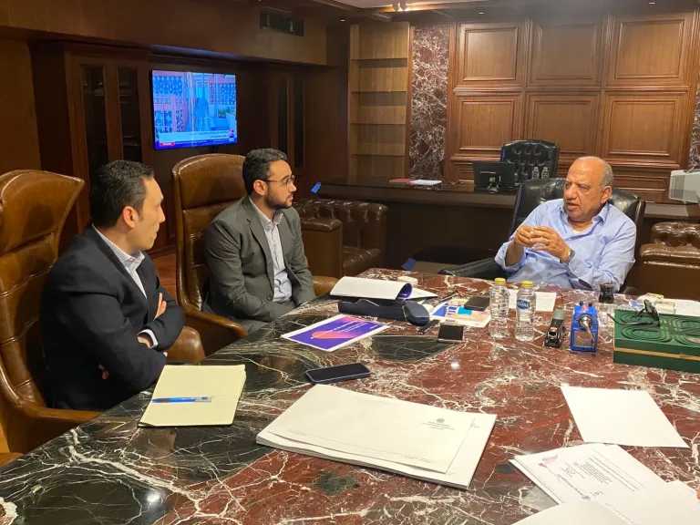 نحو شبكة أكثر استدامة.. وزير الكهرباء يبحث مع سكاتك مشروعات الطاقة المتجددة والتخزين