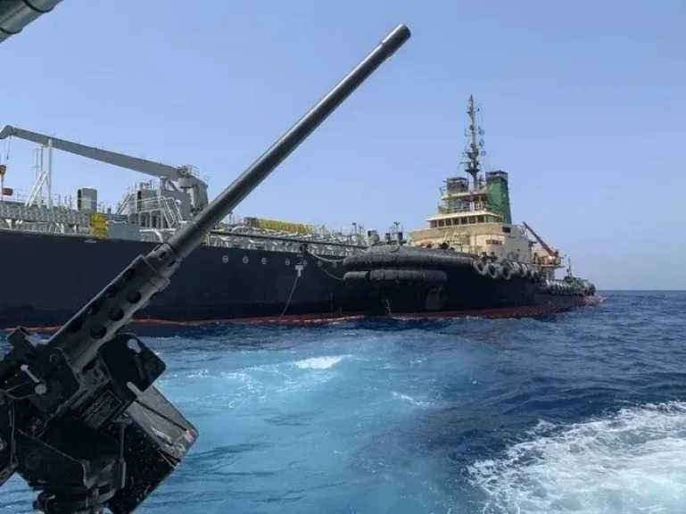 تلوث نفطي ناجم عن تضرر مصفاة يهدد السواحل الجنوبية لإيران