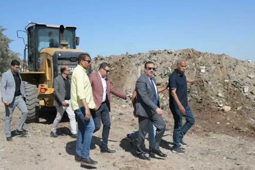 محافظ بورسعيد يتابع رفع تراكمات المخلفات بمحيط كوبري قناة الاتصال في حي الضواحي