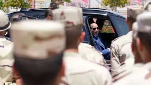 الرئيس السيسي لطالب بالأكاديمية العسكرية: هل سنة مش كفاية إنها تخليك بدنيا أقوى من كده؟