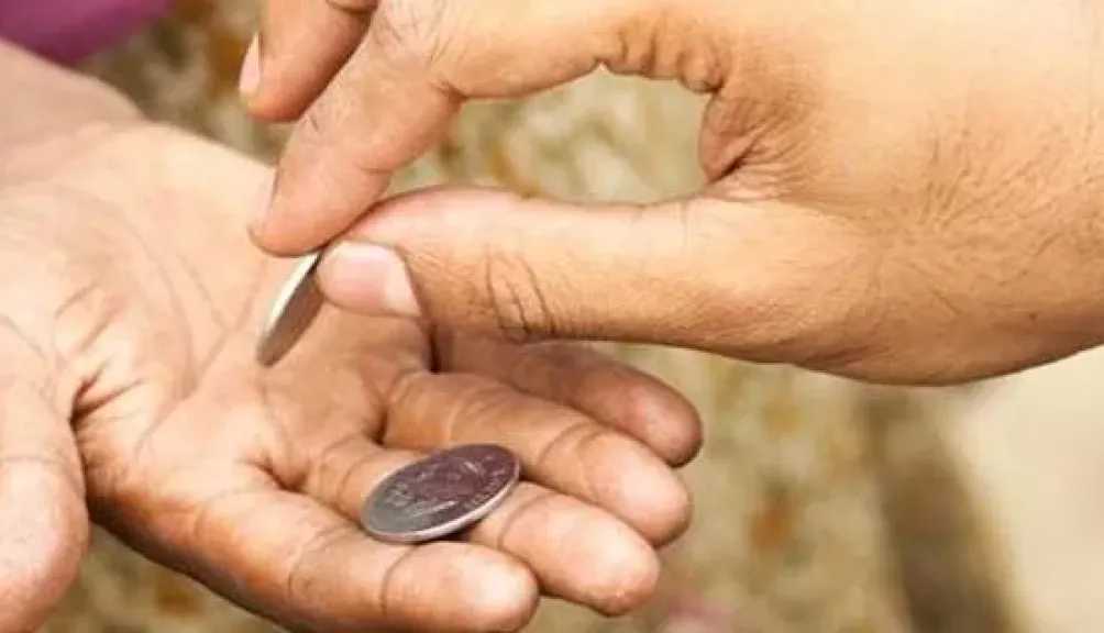 هل يجوز توزيع أموال على أطفال المقابر صدقة على الميت؟.. أمين الفتوى يجيب
