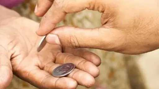 هل يجوز توزيع أموال على أطفال المقابر صدقة على الميت؟.. أمين الفتوى يجيب