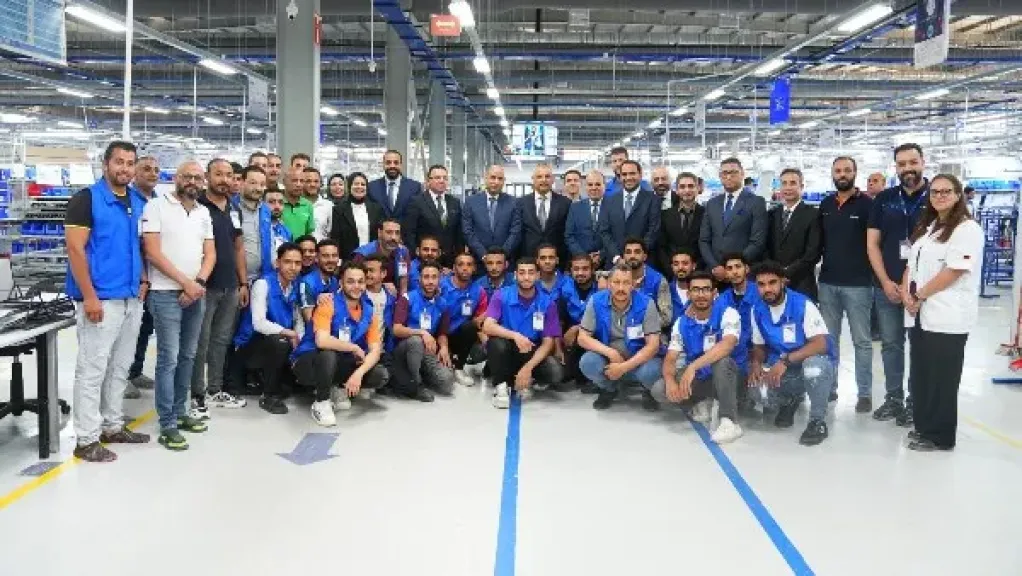 الوزير وسط العمال