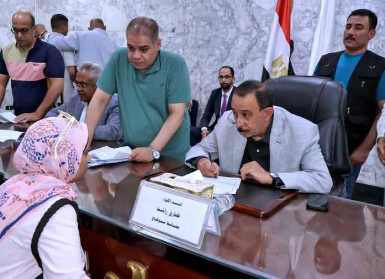 محافظ سوهاج يعقد اللقاء الجماهيري الأسبوعي لبحث مطالب المواطنين وحل مشكلاتهم
