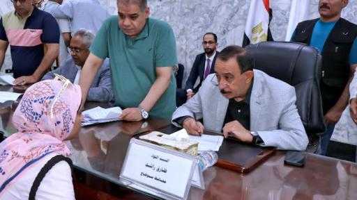 محافظ سوهاج يعقد اللقاء الجماهيري الأسبوعي لبحث مطالب المواطنين وحل مشكلاتهم