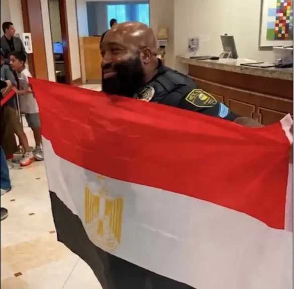 ليس هناك حب كهذا.. شرطي أمريكي يحمل علم مصر