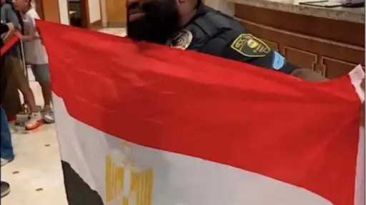 هلةيوجد حب مثل هذا.. شرطي أمريكي يحمل علم... هلةيوجد حب مثل هذا.. شرطي أمريكي يحمل علم مصر