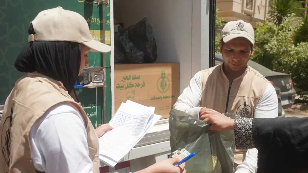بيت الزكاة ينتهي من توزيع لحوم الأضاحي على الأُسَر المستحقة في الصعيد