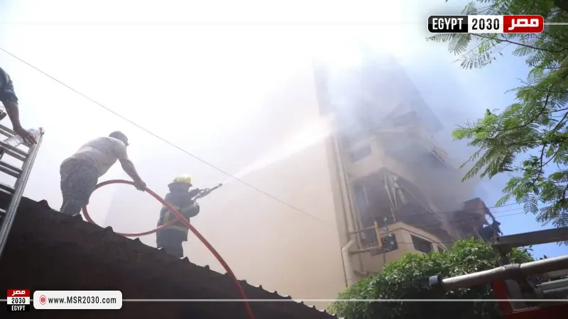 السيطرة على حريق داخل مخزن بمبنى بالسنانية في دمياط دون خسائر بشرية