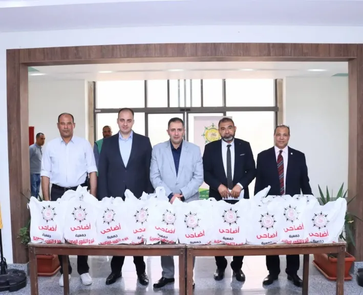 محافظ دمياط يشهد توزيع لحوم الأضاحى على عمال النظافة بمدينة دمياط 