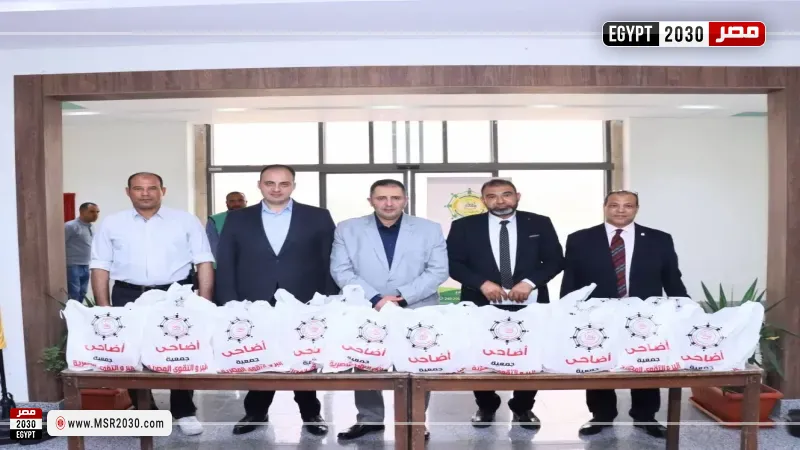 محافظ دمياط يشهد توزيع لحوم الأضاحى على عمال النظافة بمدينة دمياط 