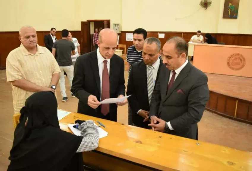 رئيس جامعة بني سويف يطمئن على سير الامتحانات بعدد من الكليات في مجمع التعليم الصناعي