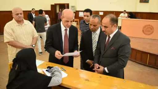 رئيس جامعة بني سويف يطمئن على سير الامتحانات... رئيس جامعة بني سويف يطمئن على سير الامتحانات بعدد من الكليات في مجمع التعليم الصناعي