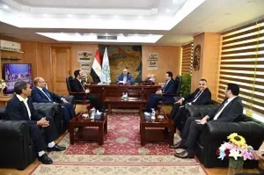 محافظ الفيوم يبحث مع وفد وزارة الاتصالات والوكالة الألمانية لتوسع في هندسة العمليات والتحول الرقمي