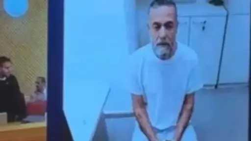 تظهر عليه علامات الإرهاق الشديد.. صورة جديدة للطبيب... تظهر عليه علامات الإرهاق الشديد.. صورة جديدة للطبيب حسام أبو صفية خلال محاكمته بالقدس