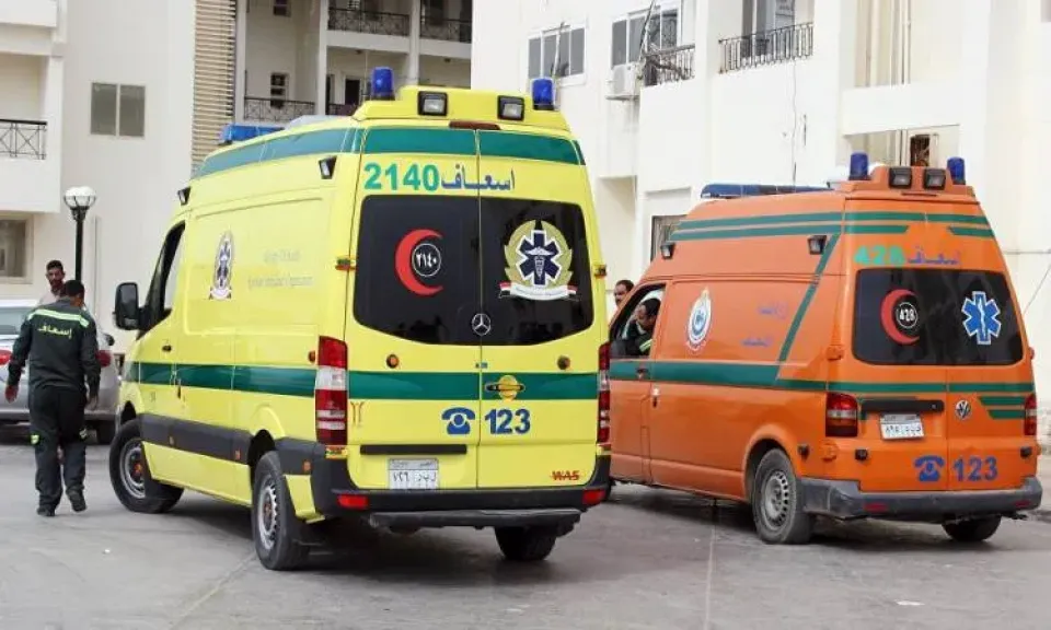 الاسعاف تنقل المصابين 