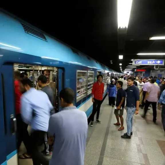 حملات مكثفة لشرطة النقل والمواصلات لمواجهة الباعة الجائلين بمحطات وقطارات مترو الأنفاق