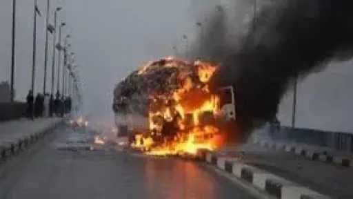 مصرع شابين في انقلاب سيارة نقل واشتعال النيران بها بالصف