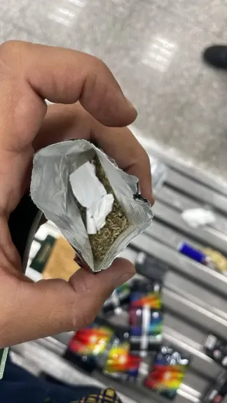 إحباط تهريب مخدر الفودو داخل أمتعة راكب 
