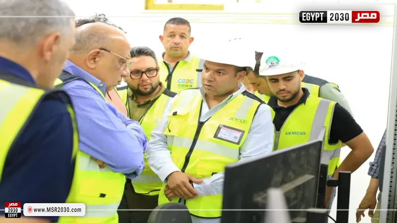 وزير الكهرباء خلال الجولة