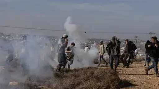 مستوطنون إسرائيليون يحرقون أراض زراعية و4 مركبات فلسطينية... مستوطنون إسرائيليون يحرقون أراض زراعية و4 مركبات فلسطينية شمال الضفة