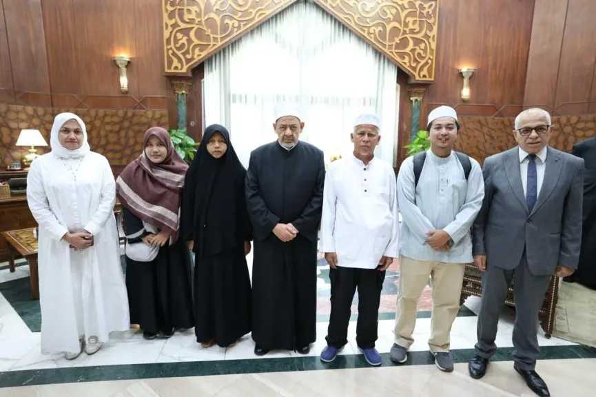 في لفتة إنسانية.. شيخ الأزهر يتكفّل بعلاج طالب تايلاندي ويوجه بتحمل نفقات سفر وإقامة أسرته لمرافقته في رحلة العلاج